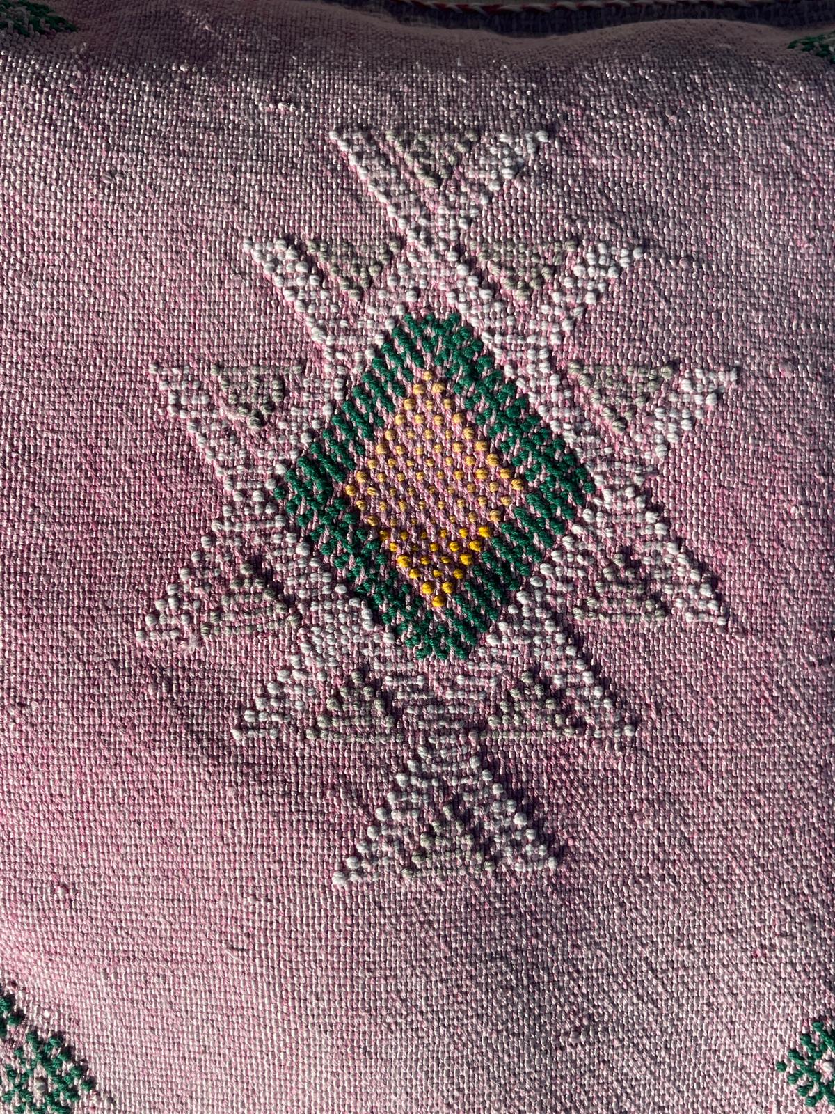 Housse de coussin Sabra rose clair en soie de cactus motifs Berbères Le souk de lili