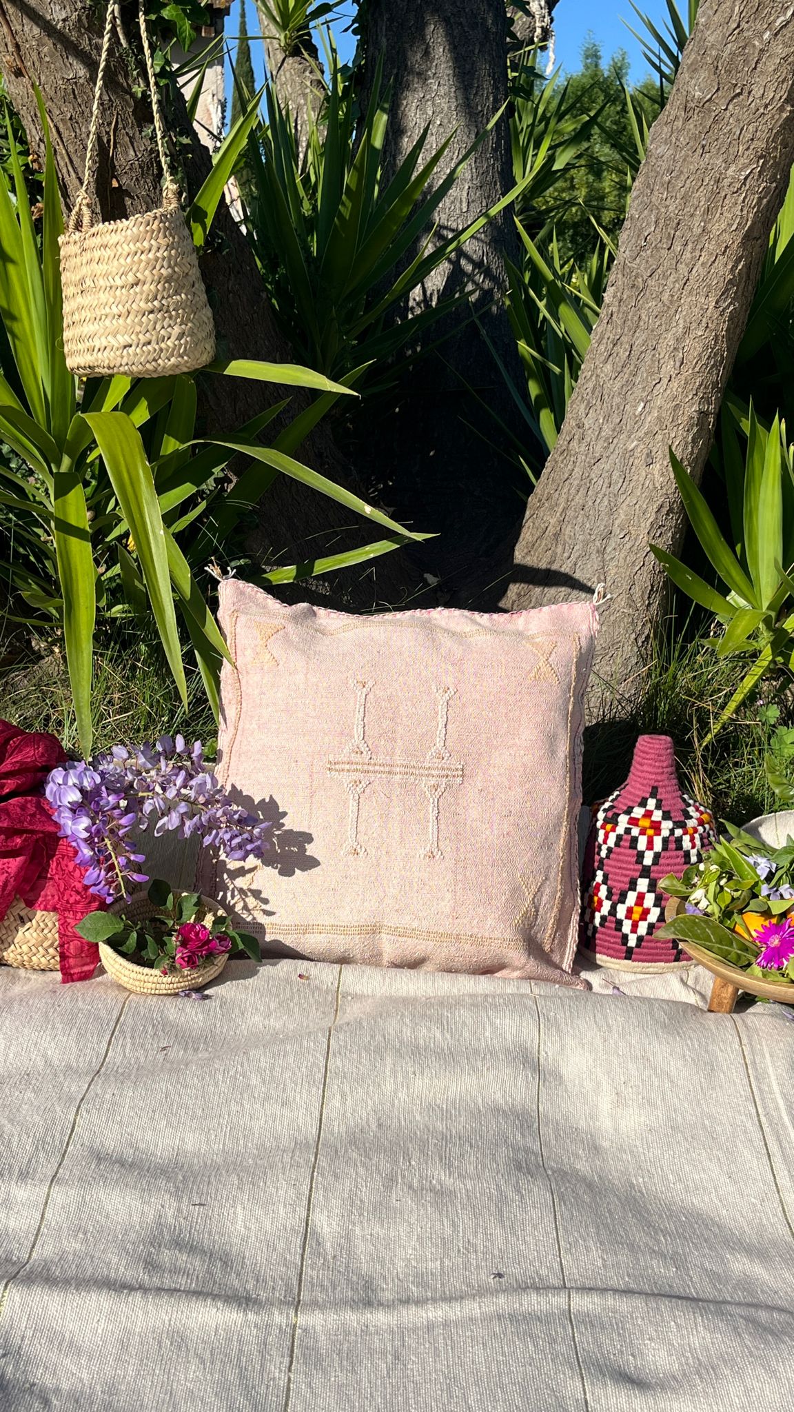 Housse de coussin Sabra rose nude en soie de cactus motifs Berbères Le souk de lili