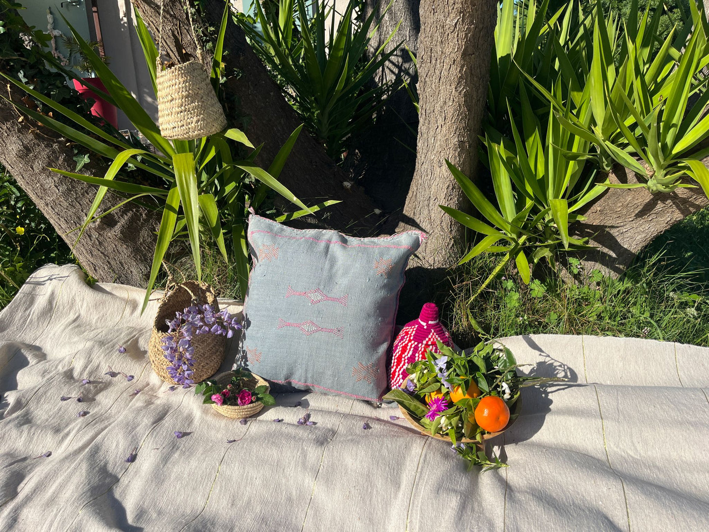 Housse de coussin Sabra gris en soie de cactus motifs Berbères Le souk de lili