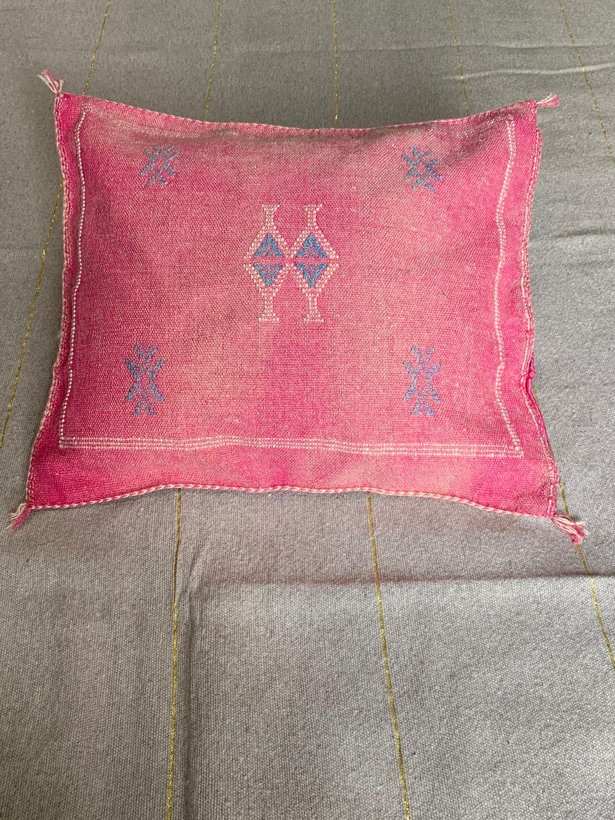 Housse de coussin Sabra rose en soie de cactus motifs Berbères Le souk de lili