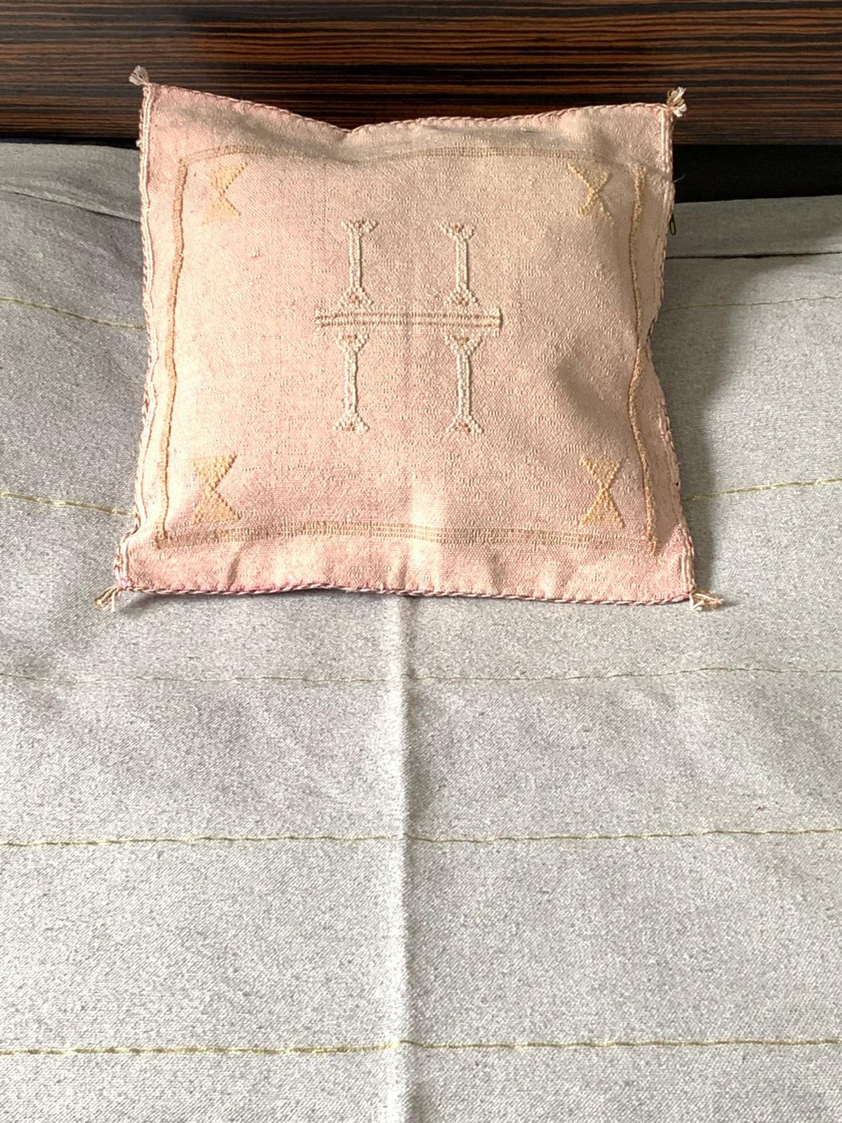 Housse de coussin Sabra rose nude en soie de cactus motifs Berbères Le souk de lili