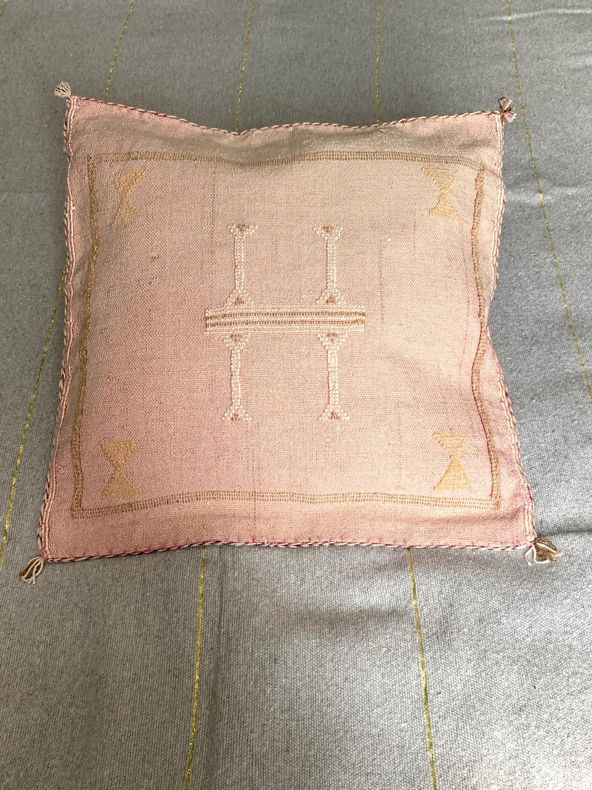 Housse de coussin Sabra rose nude en soie de cactus motifs Berbères Le souk de lili