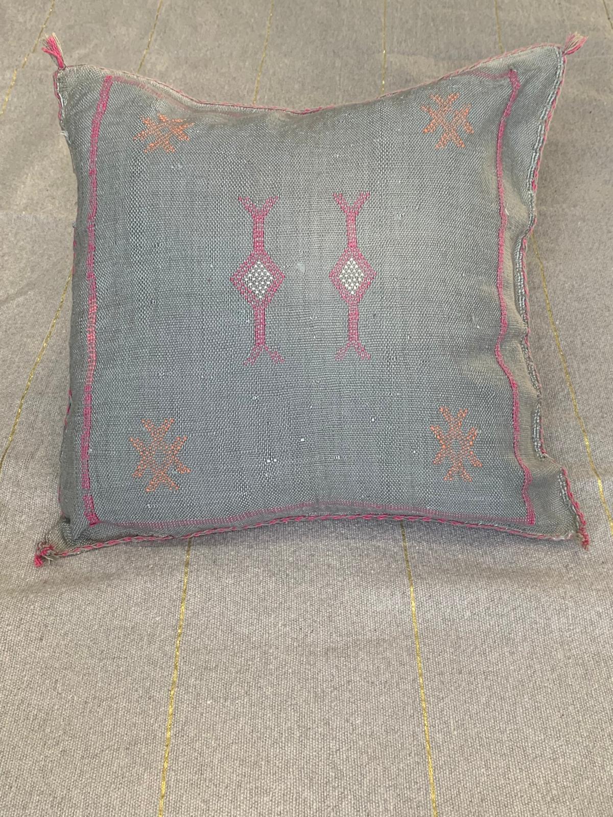 Housse de coussin Sabra gris en soie de cactus motifs Berbères Le souk de lili