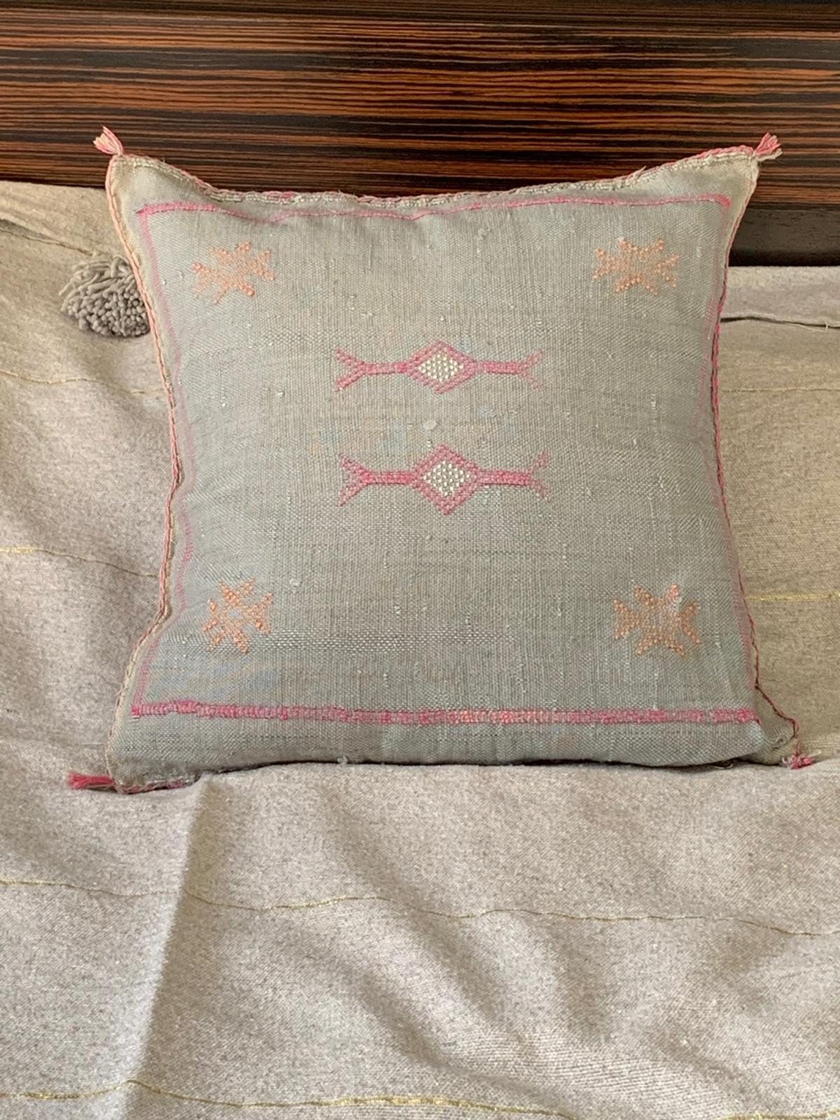 Housse de coussin Sabra gris en soie de cactus motifs Berbères Le souk de lili