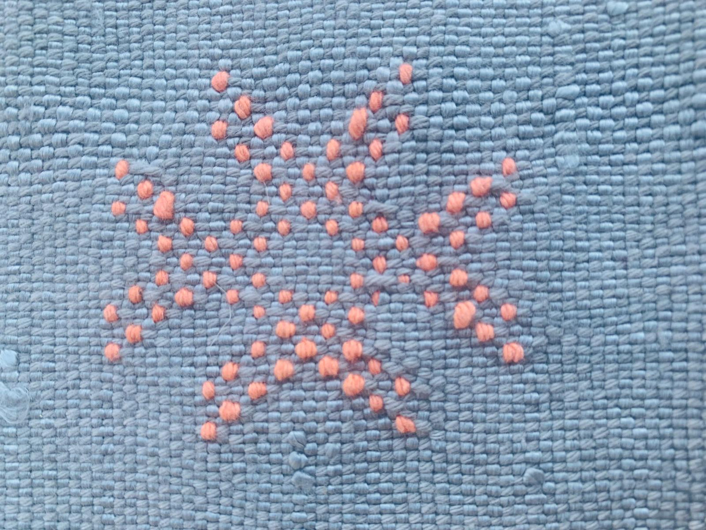 Housse de coussin Sabra gris en soie de cactus motifs Berbères Le souk de lili