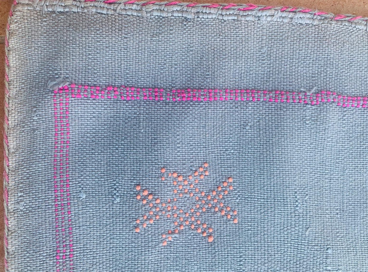 Housse de coussin Sabra gris en soie de cactus motifs Berbères Le souk de lili