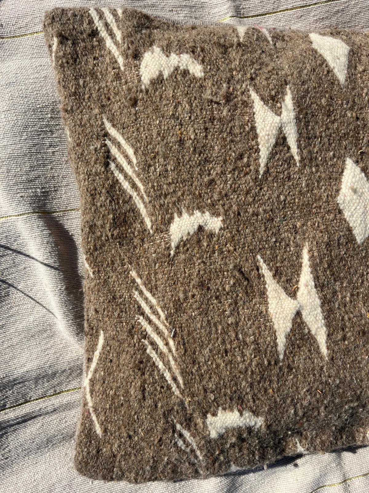 Housse de coussin Berbères "Zanafi" en laine Taupe motifs écru Le souk de lili