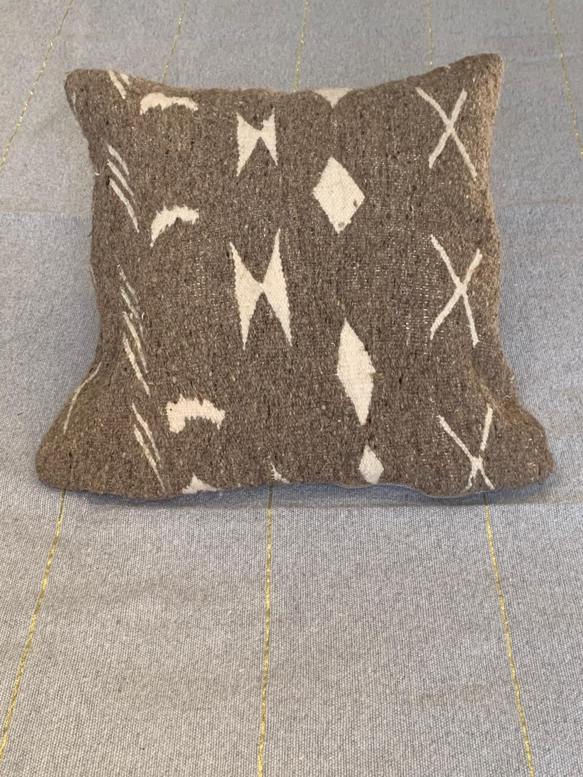 Housse de coussin Berbères "Zanafi" en laine Taupe motifs écru Le souk de lili