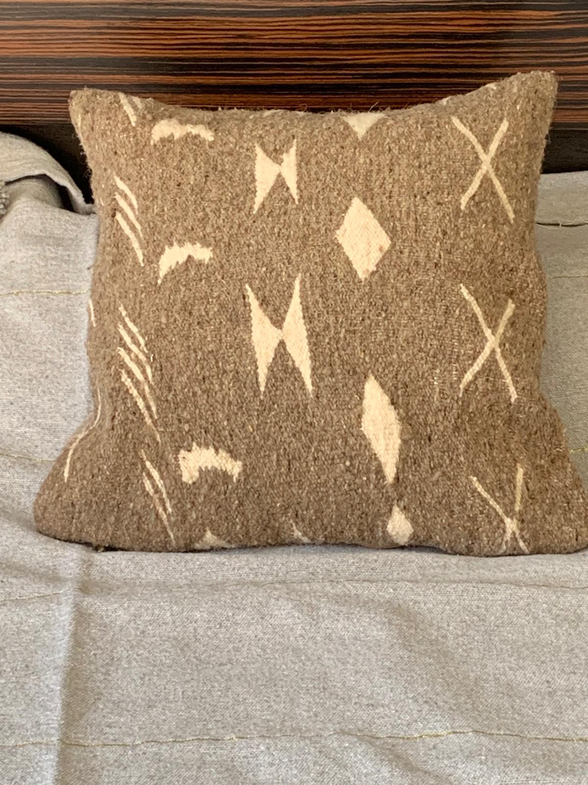Housse de coussin Berbères "Zanafi" en laine Taupe motifs écru Le souk de lili