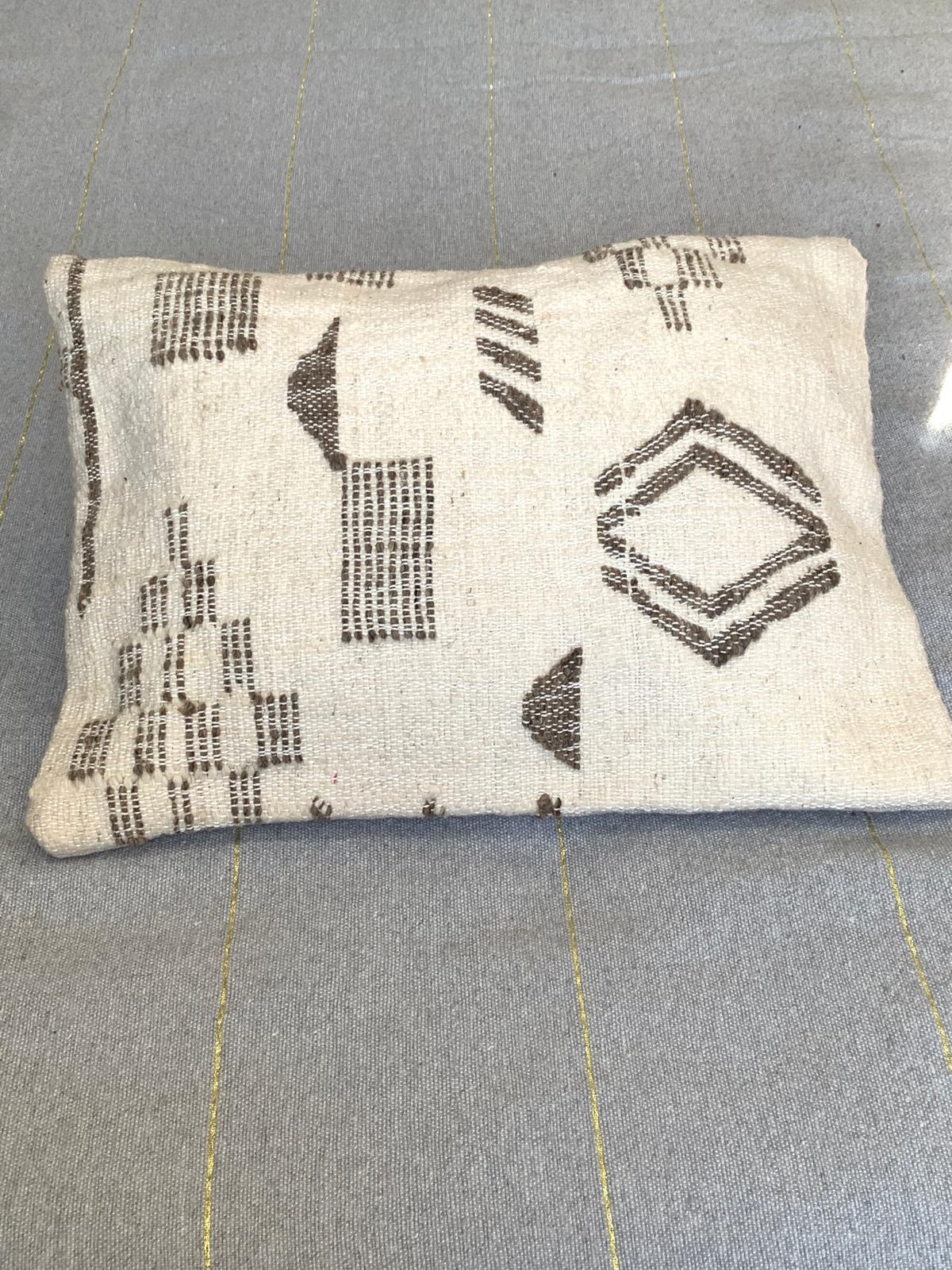 Housse de coussin Berbères "Zanafi" en laine Écru motifs Taupe Le souk de lili