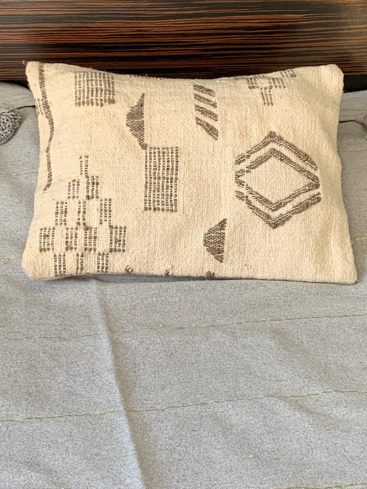 Housse de coussin Berbères "Zanafi" en laine Écru motifs Taupe Le souk de lili