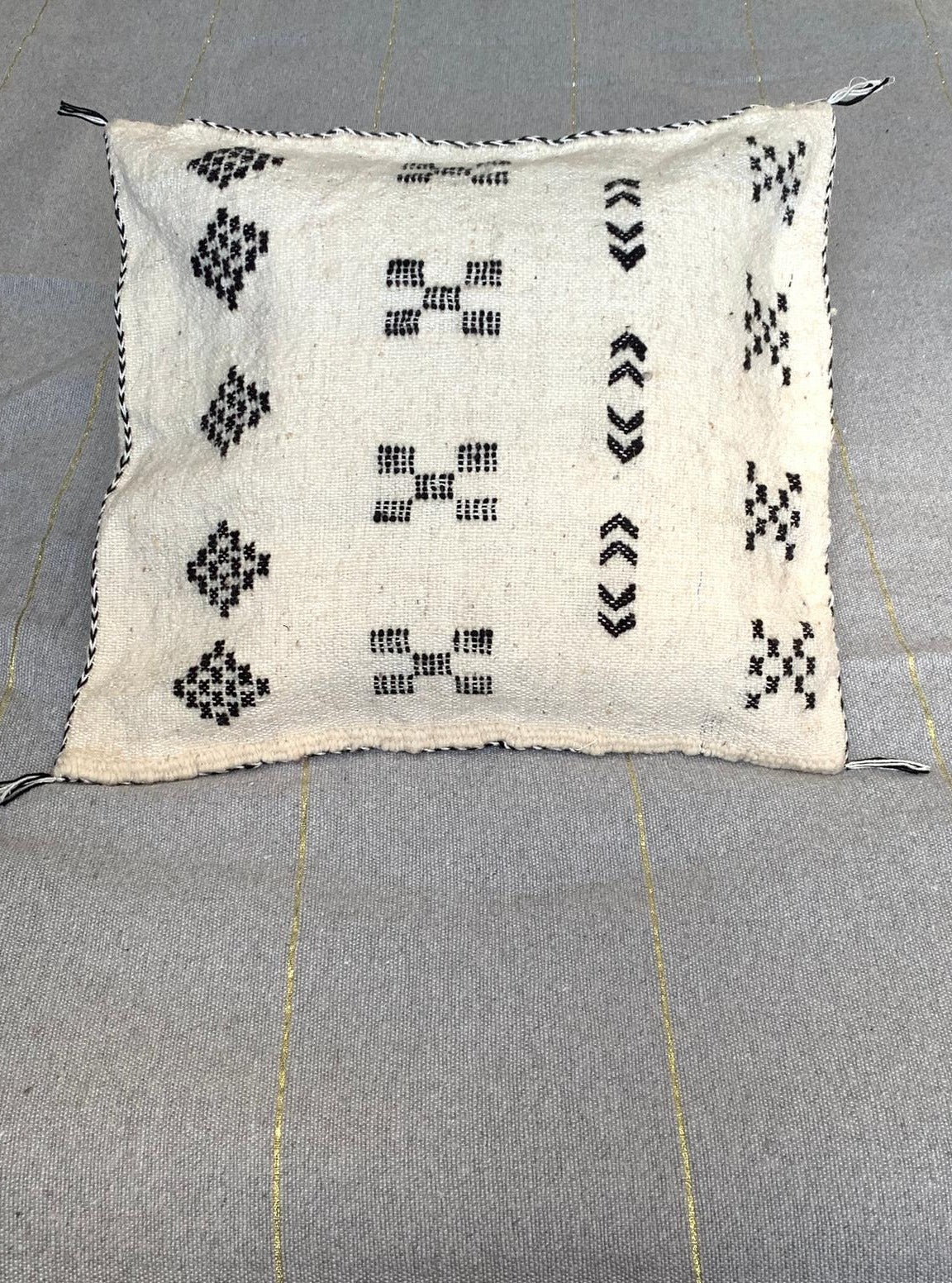 Housse de coussin Berbères "Zanafi" en laine Écru motifs Noir Le souk de lili