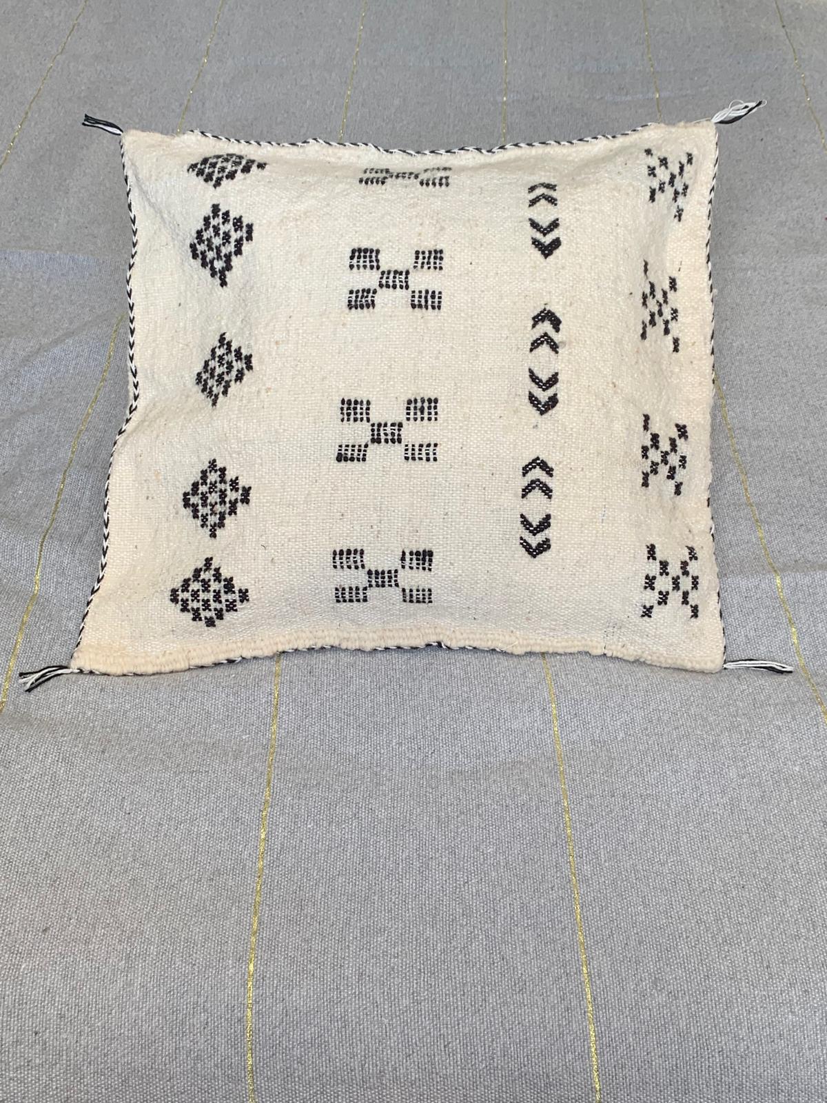 Housse de coussin Berbères "Zanafi" en laine Écru motifs Noir Le souk de lili