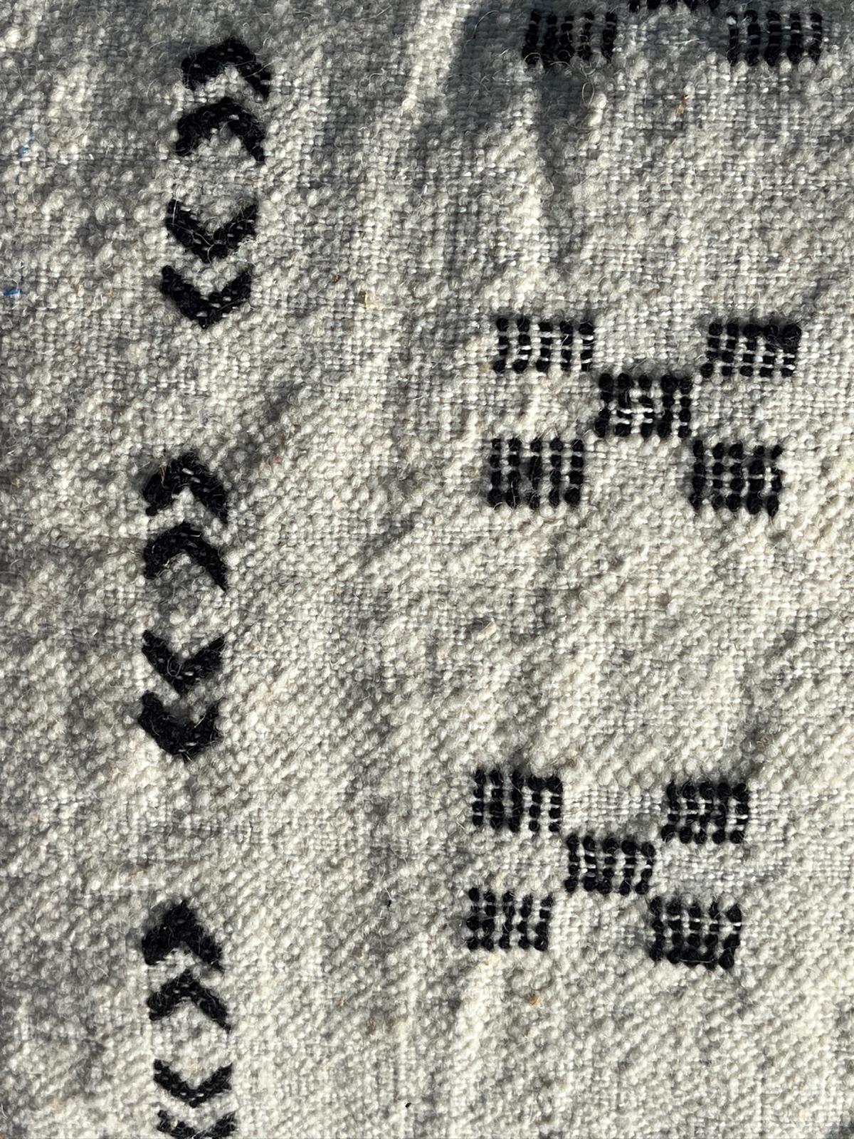 Housse de coussin Berbères "Zanafi" en laine Écru motifs Noir Le souk de lili