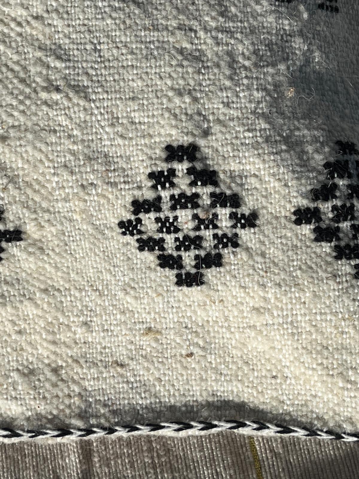 Housse de coussin Berbères "Zanafi" en laine Écru motifs Noir Le souk de lili