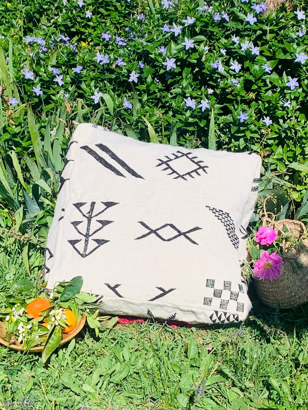 Grand pouf Berbères Zanafi pure laine Le souk de lili