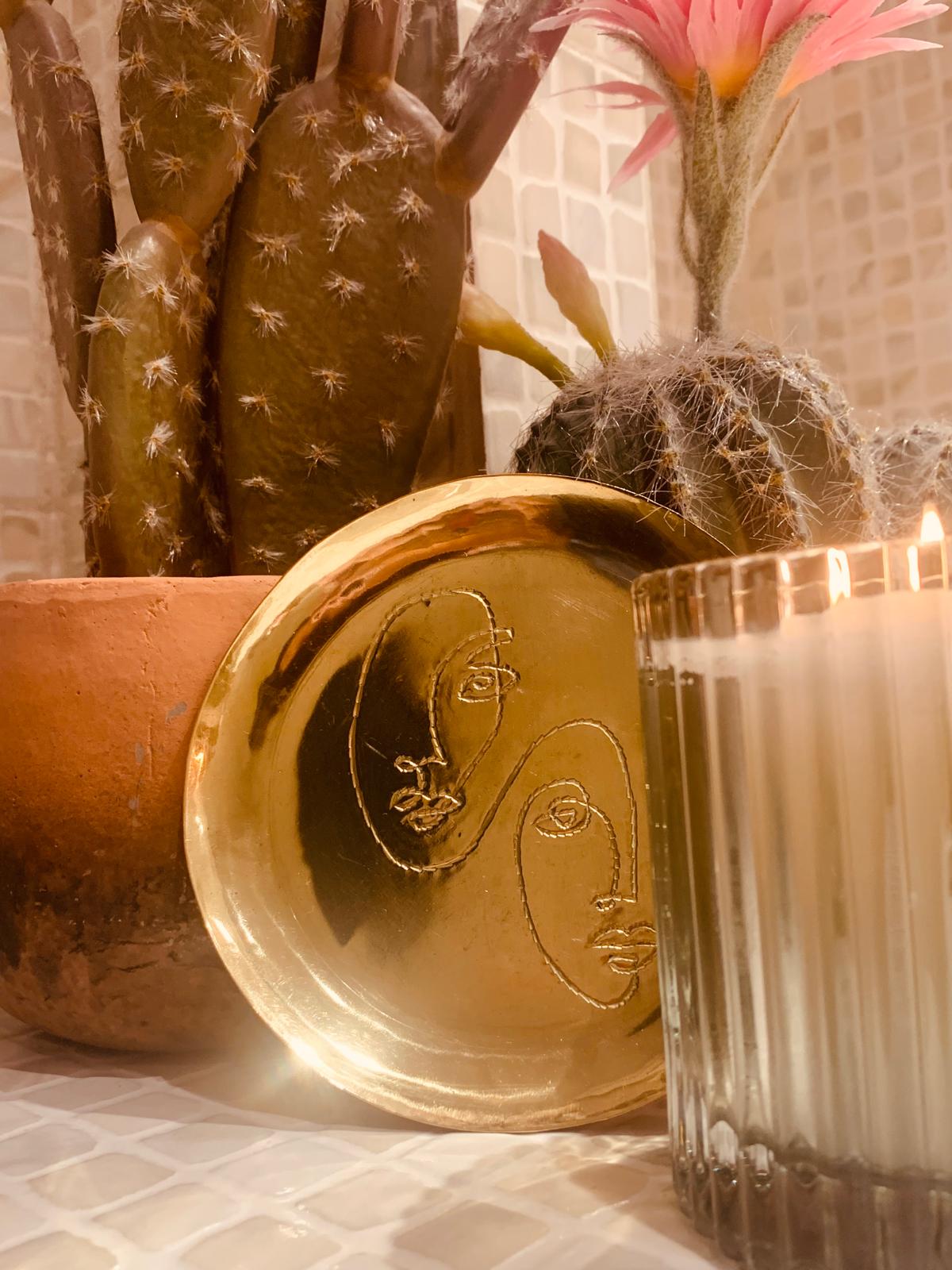 Coupelle vide-poche en laiton doré avec gravure visages petit format Le souk de lili