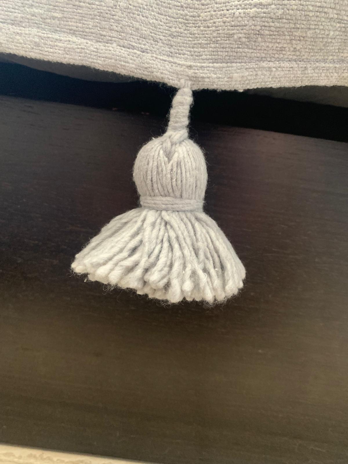 Grand plaid Berbères à rayures dorées avec pompons Le souk de lili