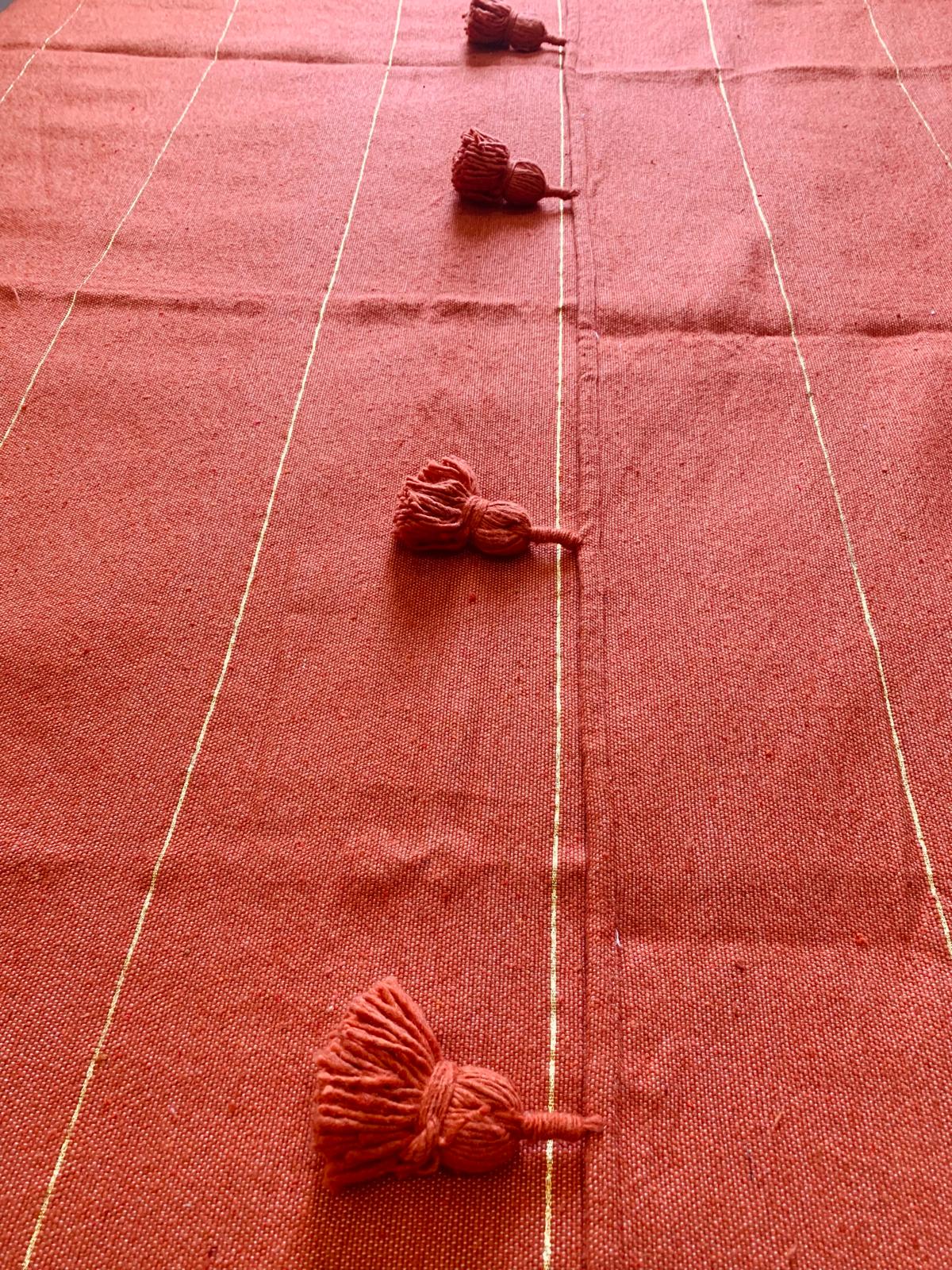 Grand plaid Berbères terracotta a rayures dorées avec pompons Le souk de lili