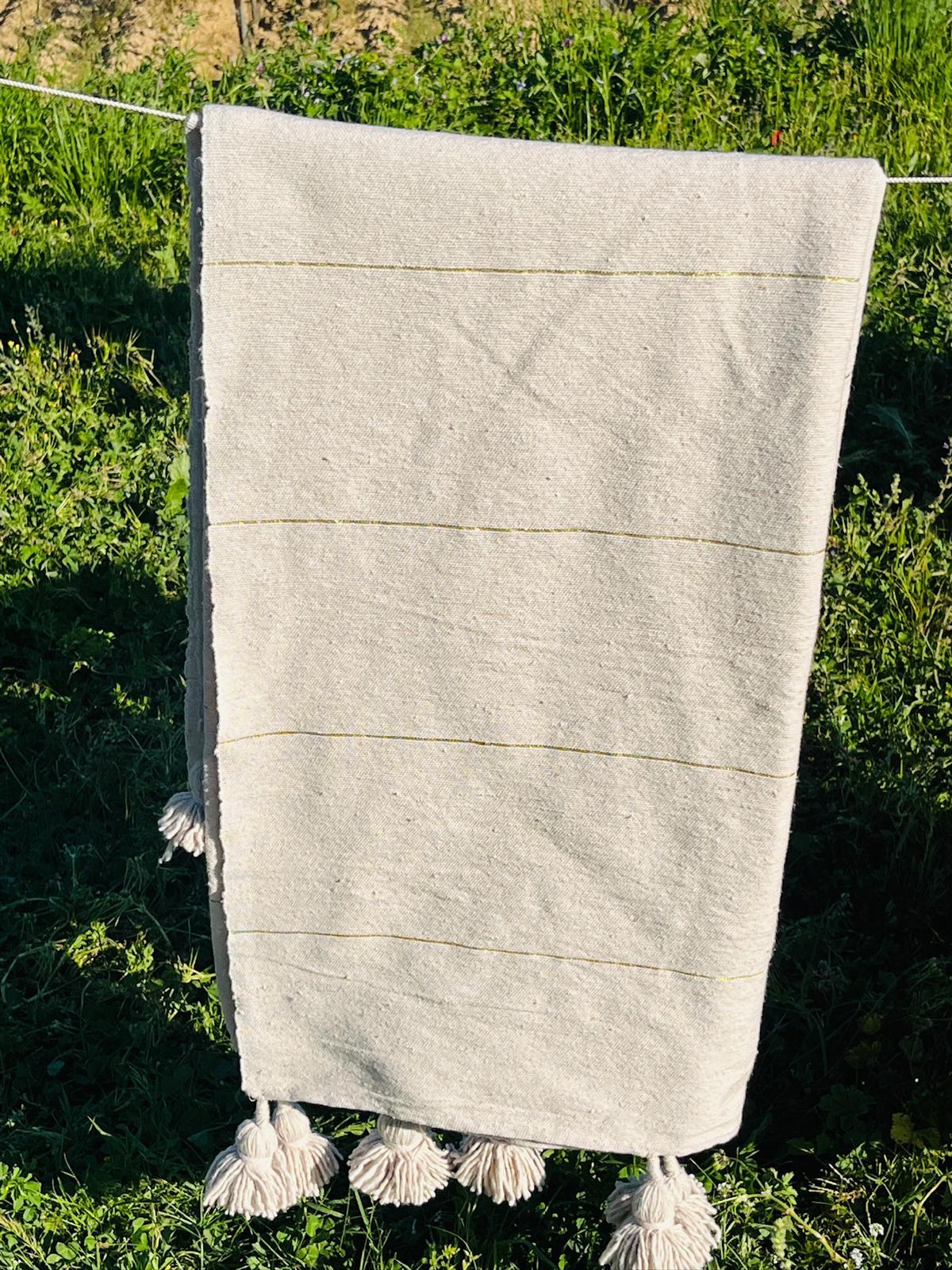 Grand plaid Berbères beige a rayures dorées avec pompons Le souk de lili