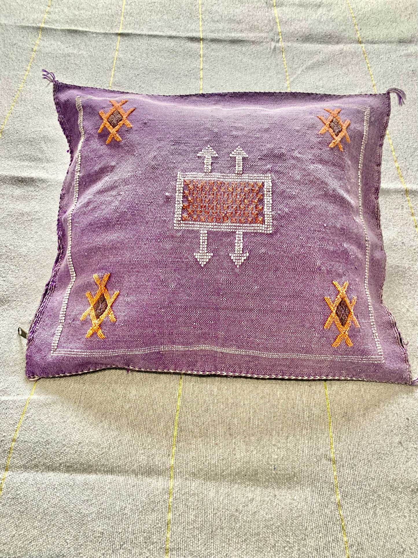 Housse de coussin Sabra violet en soie de cactus motifs Berbères Le souk de lili