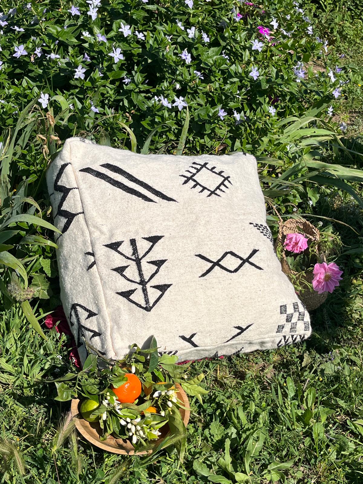 Grand pouf Berbères Zanafi pure laine Le souk de lili