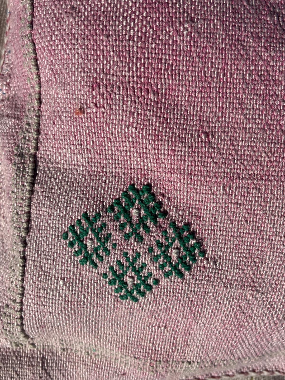 Housse de coussin Sabra rose clair en soie de cactus motifs Berbères Le souk de lili