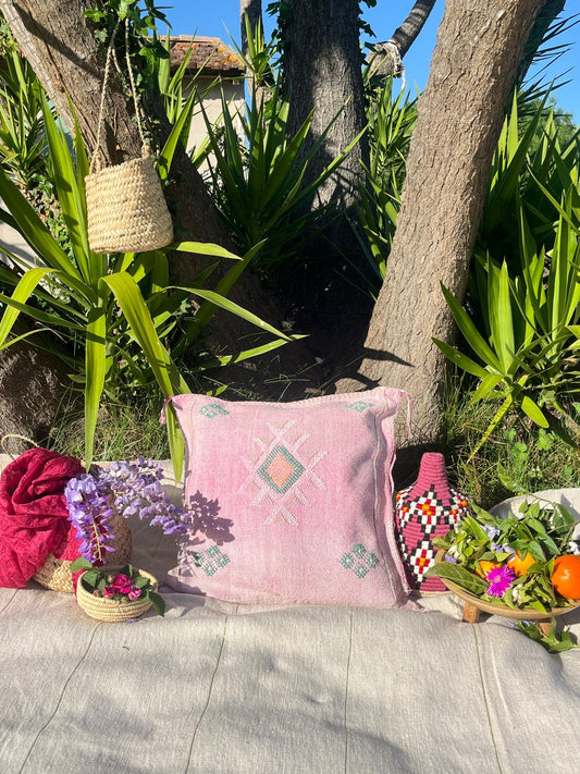 Housse de coussin Sabra rose clair en soie de cactus motifs Berbères Le souk de lili