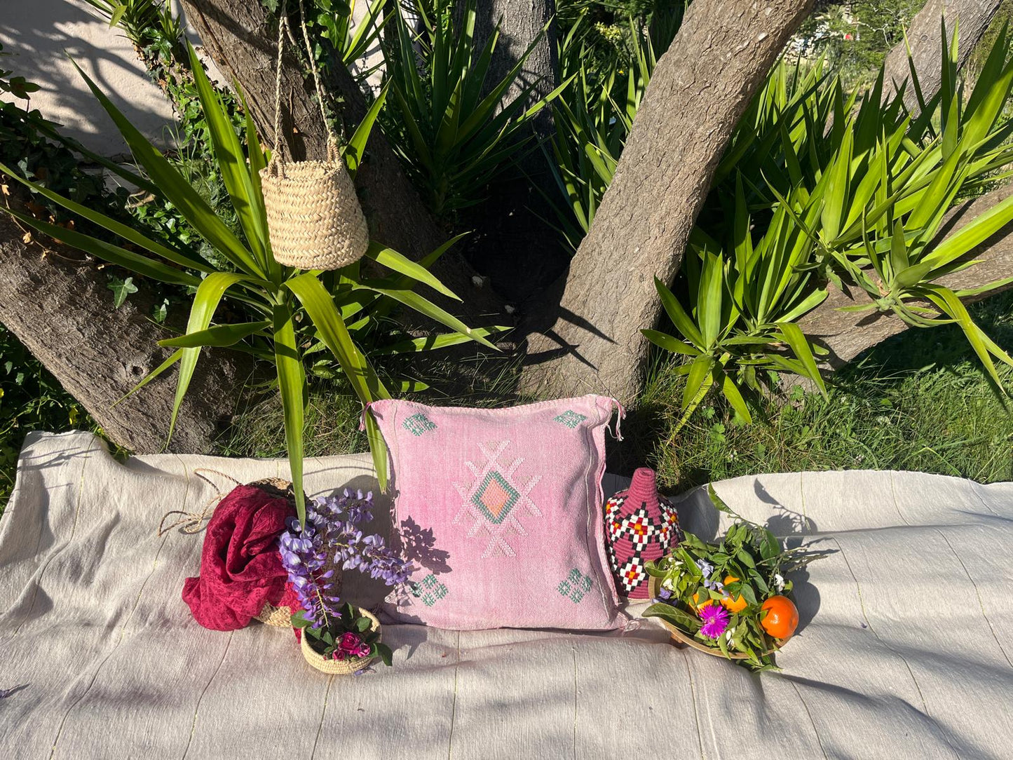 Housse de coussin Sabra rose clair en soie de cactus motifs Berbères Le souk de lili