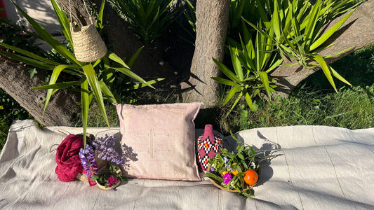 Housse de coussin Sabra rose nude en soie de cactus motifs Berbères Le souk de lili