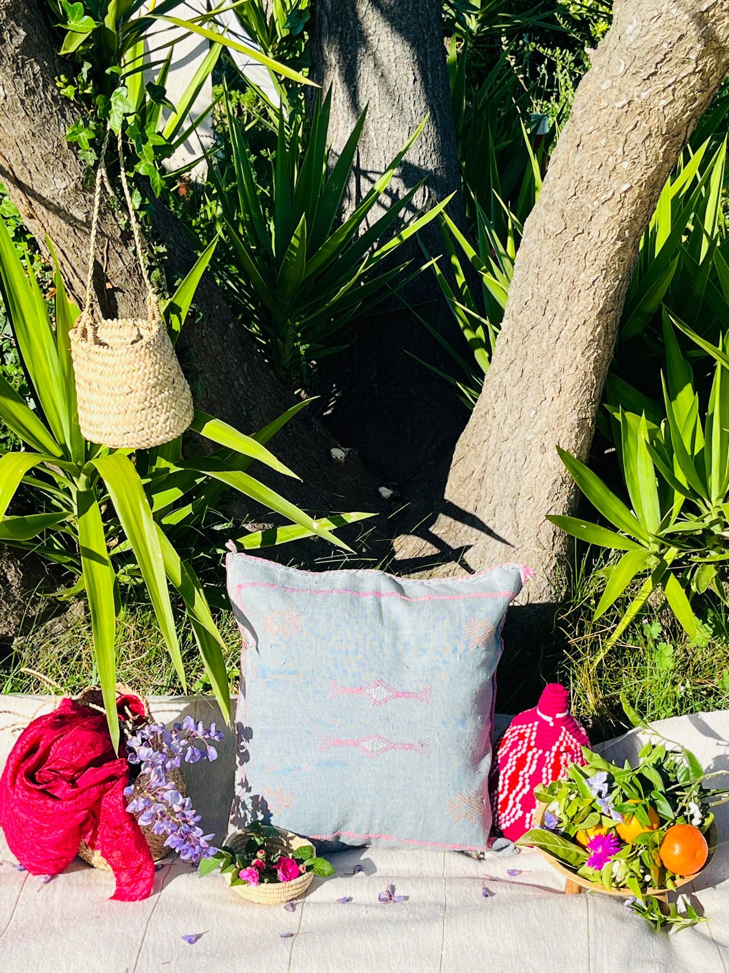 Housse de coussin Sabra gris en soie de cactus motifs Berbères Le souk de lili