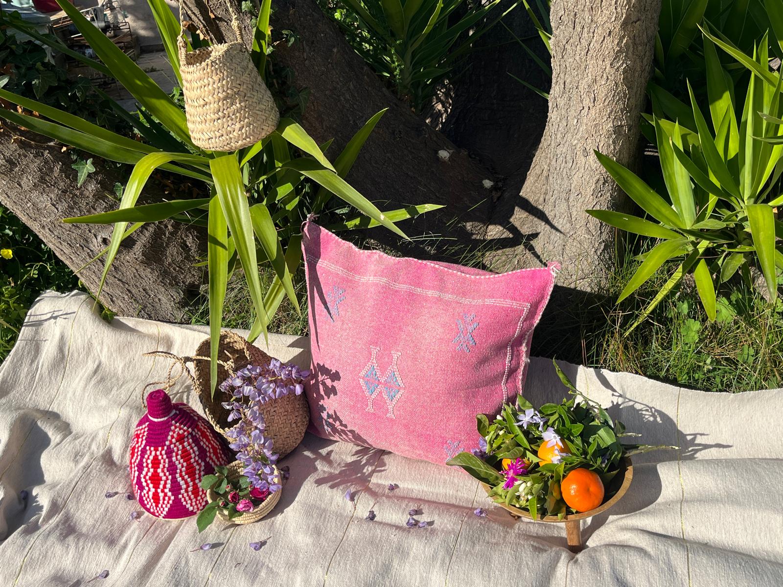Housse de coussin Sabra rose en soie de cactus motifs Berbères Le souk de lili