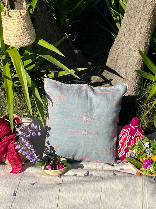 Housse de coussin Sabra gris en soie de cactus motifs Berbères Le souk de lili