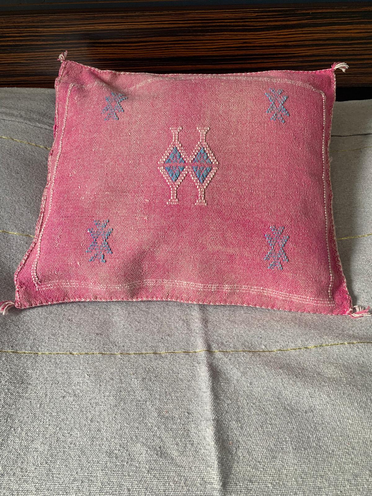 Housse de coussin Sabra rose en soie de cactus motifs Berbères Le souk de lili