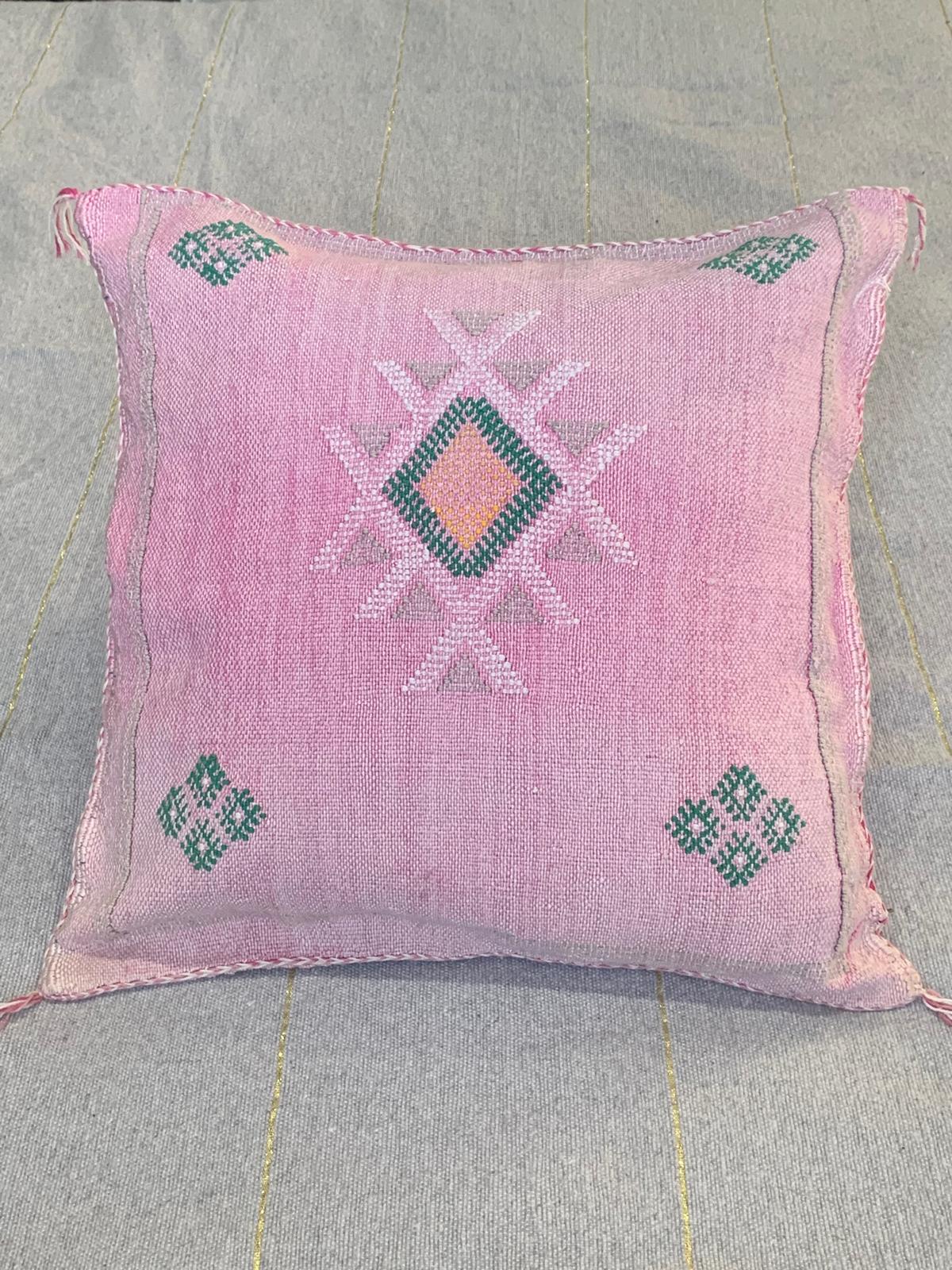 Housse de coussin Sabra rose clair en soie de cactus motifs Berbères Le souk de lili