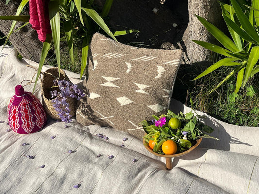 Housse de coussin Berbères "Zanafi" en laine Taupe motifs écru Le souk de lili