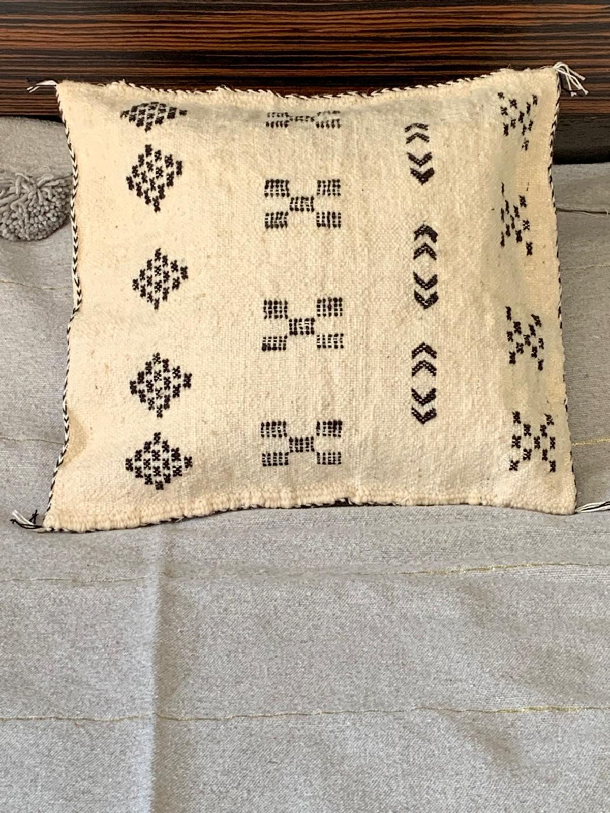 Housse de coussin Berbères "Zanafi" en laine Écru motifs Noir Le souk de lili