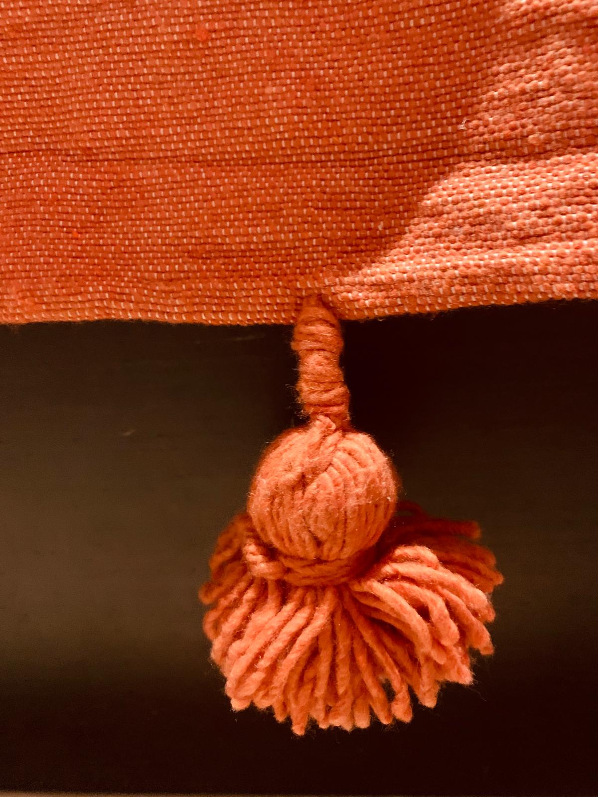Grand plaid Berbères terracotta a rayures dorées avec pompons Le souk de lili