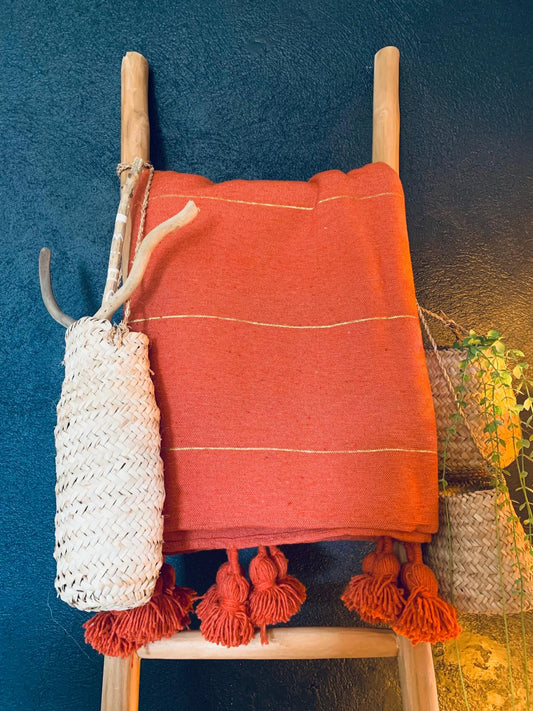 Grand plaid Berbères terracotta a rayures dorées avec pompons Le souk de lili