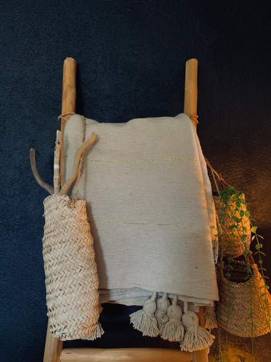 Grand plaid Berbères beige a rayures dorées avec pompons Le souk de lili