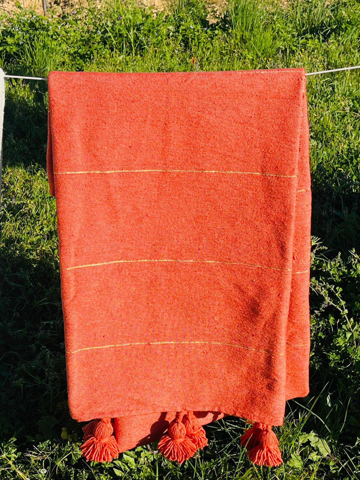 Grand plaid Berbères terracotta a rayures dorées avec pompons Le souk de lili