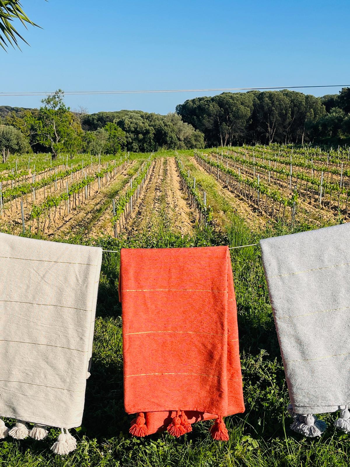 Grand plaid Berbères à rayures dorées avec pompons Le souk de lili