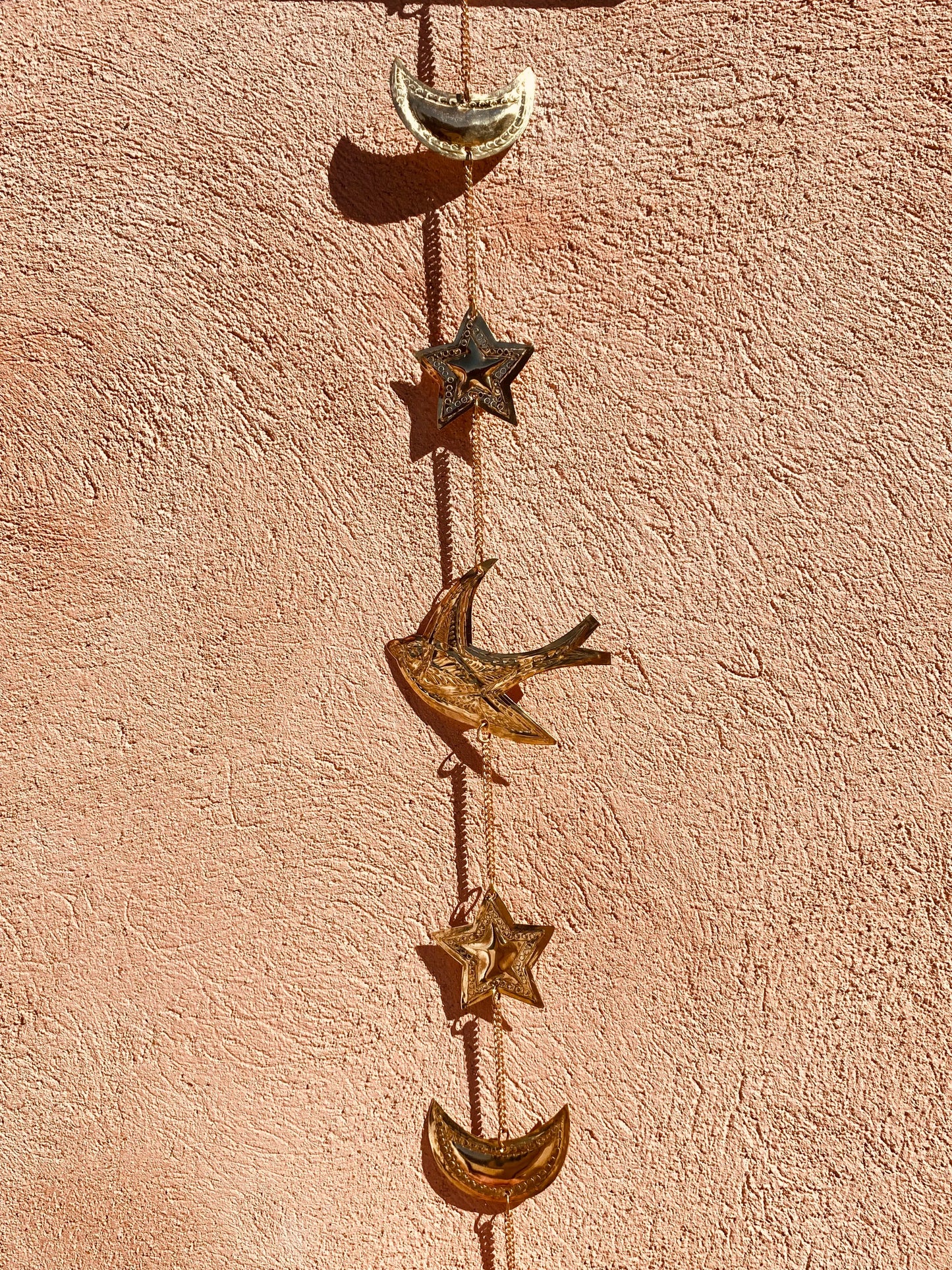 Guirlande en laiton doré (lunes, étoiles, hirondelle) Le souk de lili