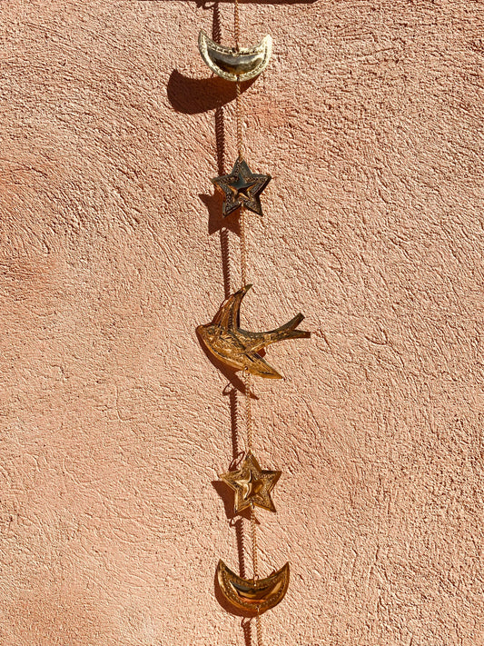 Guirlande en laiton doré (lunes, étoiles, hirondelle) Le souk de lili