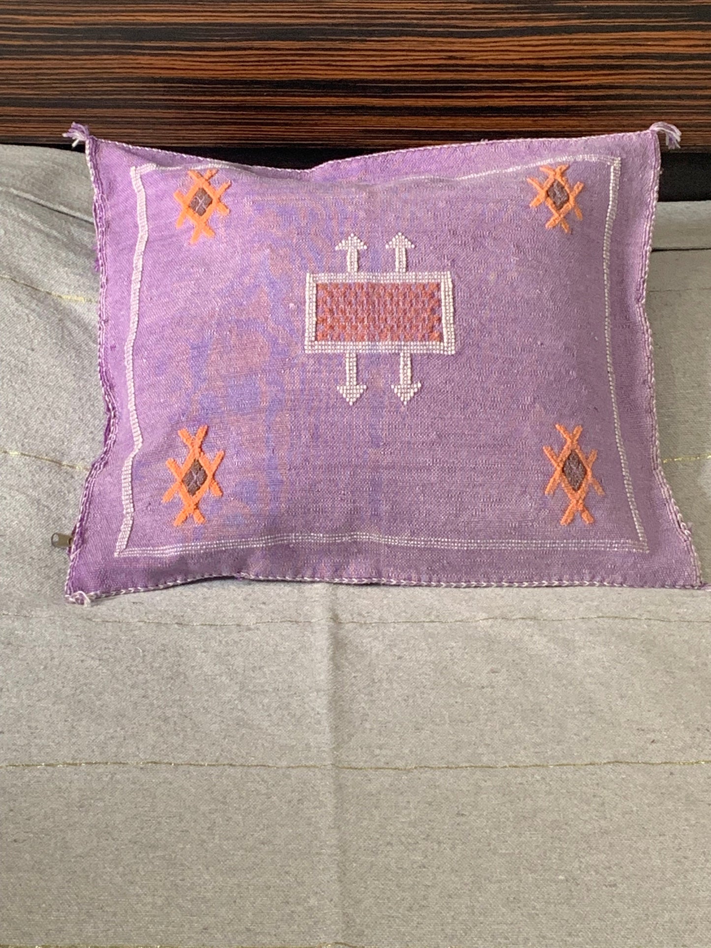 Housse de coussin Sabra violet en soie de cactus motifs Berbères Le souk de lili